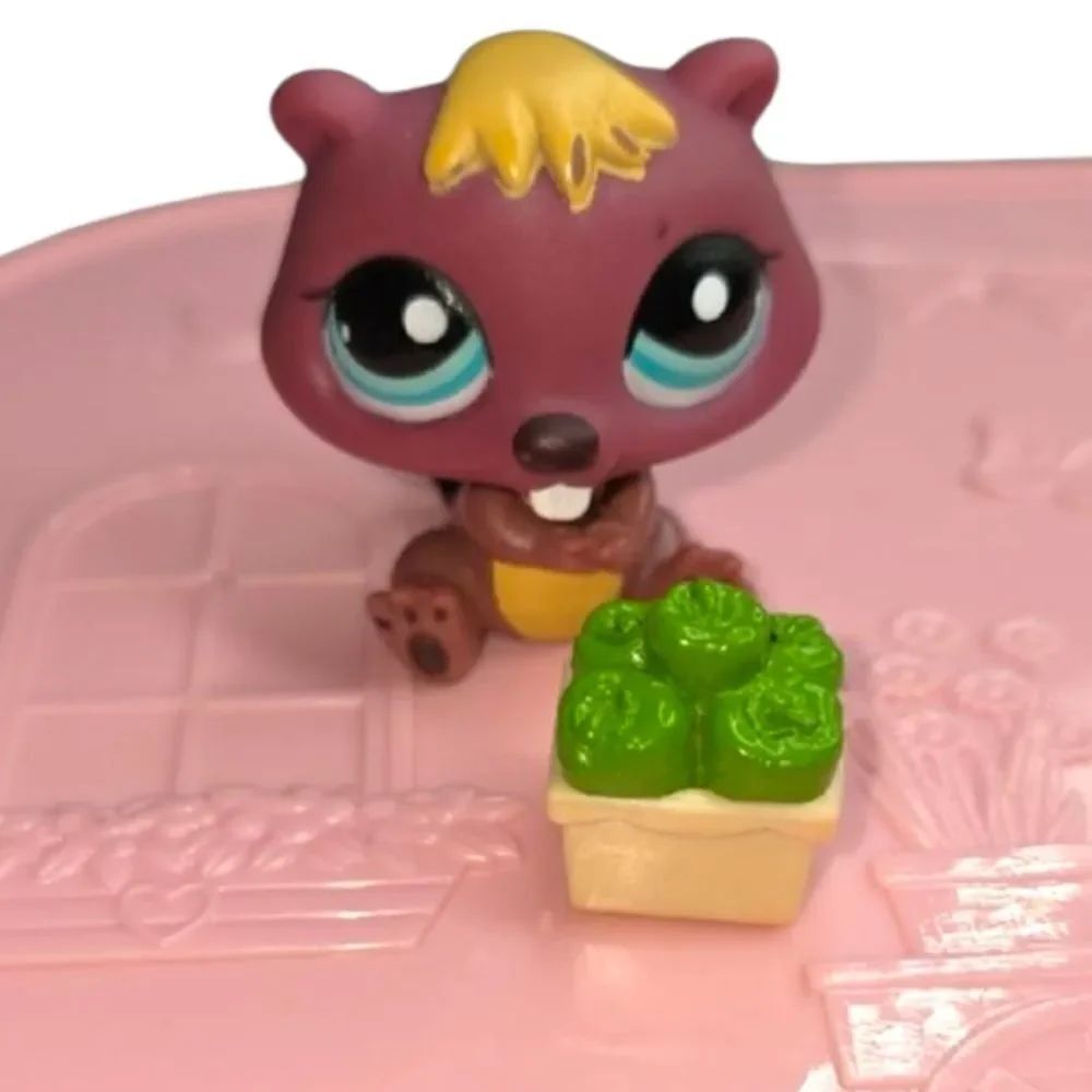 Hasbro Littlest Pet Shop #810 Beaver Deep Purple Maroon Blue Dot Eyes Toothy LPS